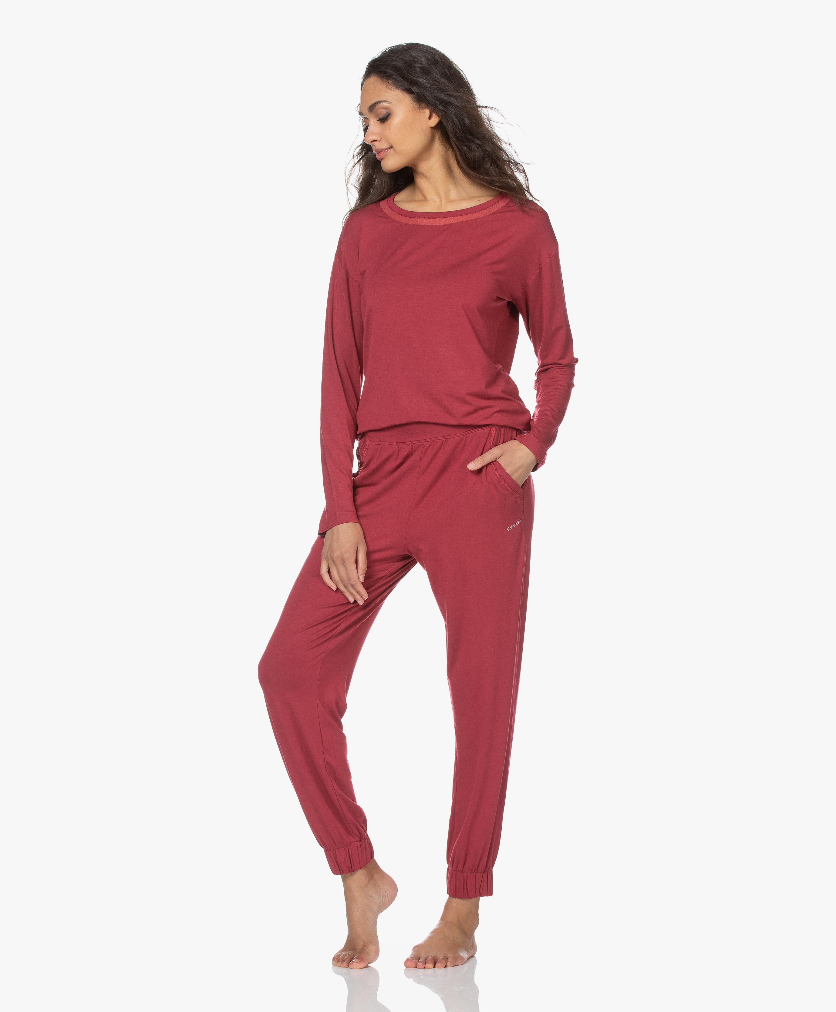 A képen telefon, mobiltelefon, személy, nő láthatóAutomatikusan generált leírás